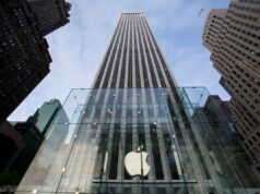 Apple se torna cobradora de dívidas com seu novo acordo de desenvolvedor The entrance of Apple's new flagship store on Fifth Avenue.