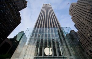 Apple se torna cobradora de dívidas com seu novo acordo de desenvolvedor The entrance of Apple's new flagship store on Fifth Avenue.