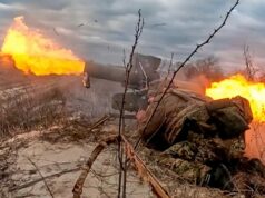 Apresentador de rádio sul-africano preso sob suspeita de recrutar combatentes para a Rússia Uma pessoa passa por um outdoor que mostra um soldado russo participando de uma ação militar na Ucrânia lendo "O orgulho da Rússia" em São Petersburgo, 24 de novembro de 2025