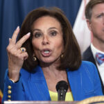 ARQUIVO - Lindsey Halligan, fora da Casa Branca, 20 de agosto de 2025, em Washington. (Foto AP / Jacquelyn Martin, Arquivo)