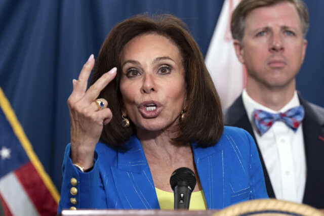 ARQUIVO - Lindsey Halligan, fora da Casa Branca, 20 de agosto de 2025, em Washington. (Foto AP / Jacquelyn Martin, Arquivo)