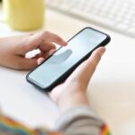 Toronto, Canadá - 24 de setembro de 2023: Aplicativos populares de mídia social em um iPhone da Apple: Facebook, Instagram, YouTube, Pinterest, X (anteriormente Twitter), LinkedIn, Reddit, TikTok e Threads.