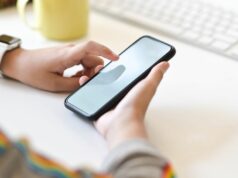 Aqui está o que acontecerá com seus aplicativos de mídia social se você tiver menos de 16 anos Toronto, Canadá - 24 de setembro de 2023: Aplicativos populares de mídia social em um iPhone da Apple: Facebook, Instagram, YouTube, Pinterest, X (anteriormente Twitter), LinkedIn, Reddit, TikTok e Threads.