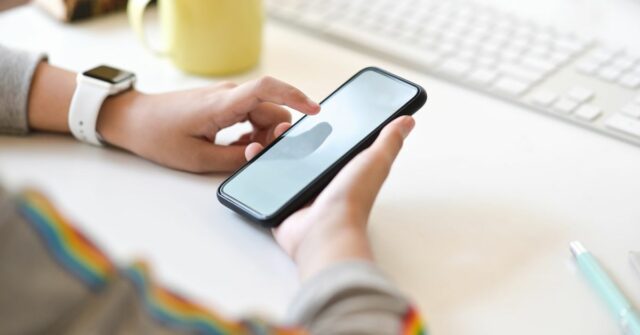 Toronto, Canadá - 24 de setembro de 2023: Aplicativos populares de mídia social em um iPhone da Apple: Facebook, Instagram, YouTube, Pinterest, X (anteriormente Twitter), LinkedIn, Reddit, TikTok e Threads.