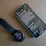 Capturas de tela de uma atividade ao vivo na tela inicial, edição de séries e repetições e o que você vê ao fazer um treino em esteira.