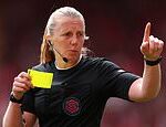 Árbitra de futebol que diz ter sido maltratada pelo ex-árbitro assistente da Premier League antes de partida de treinamento do VAR que terminou em briga perde caso de demissão sem justa causa