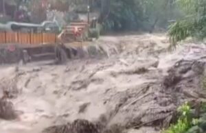 Área turística de Guci Tegal atingida por inundações repentinas Área turística de Guci Tegal atingida por inundações repentinas