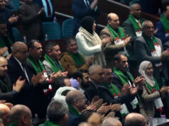 Argélia aprova lei que declara a colonização francesa um crime Argélia aprova lei que declara a colonização francesa um crime