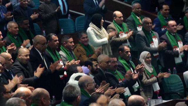 Argélia aprova lei que declara a colonização francesa um crime
