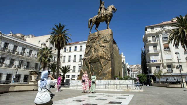 Argélia declara o domínio colonial francês um crime em nova lei
