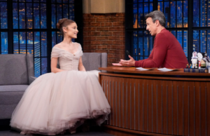 Ariana Grande sabia que ‘Wicked’ era um sucesso quando o filme inspirou uma colaboração ‘perturbadora’ do Mac ‘n Cheese | Vídeo Ariana Grande sabia que 'Wicked' era um sucesso quando o filme inspirou uma colaboração 'perturbadora' do Mac 'n Cheese | Vídeo