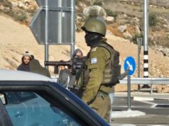 Arma roubada de soldado após adormecer em ônibus no norte de Israel, arma recuperada pela polícia Forças de segurança israelenses no local onde um terrorista palestino foi baleado após realizar um ataque em vários locais próximos à cidade de Afula, 26 de dezembro de 2025. (crédito: ANAT HERMONY/FLASH90)