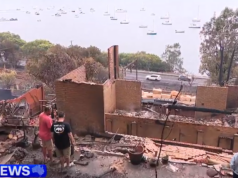 ‘Armagedom’: Famílias voltam à devastação após incêndio florestal em Koolewong 'Armagedom': Famílias voltam à devastação após incêndio florestal em Koolewong