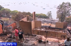 ‘Armagedom’: Famílias voltam à devastação após incêndio florestal em Koolewong 'Armagedom': Famílias voltam à devastação após incêndio florestal em Koolewong