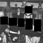 O ex-príncipe Andrew foi retratado deitado sobre cinco mulheres. O contexto da fotografia permanece desconhecido, assim como a data em que foi tirada. (Maxwell na última fila, à esquerda)