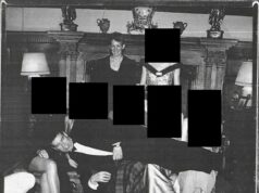 Arquivos Epstein revelam e-mail para Ghislaine ‘de Balmoral’ pedindo ‘amigos inapropriados’… e assinado ‘A’ O ex-príncipe Andrew foi retratado deitado sobre cinco mulheres. O contexto da fotografia permanece desconhecido, assim como a data em que foi tirada. (Maxwell na última fila, à esquerda)