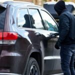 Artesão Palak carregando Sajam preso pela polícia no norte de Jacarta, o método é assim