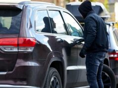 Artesão Palak carregando Sajam preso pela polícia no norte de Jacarta, o método é assim Artesão Palak carregando Sajam preso pela polícia no norte de Jacarta, o método é assim