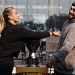 Tênis - 'Batalha dos Sexos' - Nick Kyrgios x Aryna Sabalenka - Coletiva de Imprensa - Coca-Cola Arena, Dubai, Emirados Árabes Unidos - 27 de dezembro de 2025 Nick Kyrgios e Aryna Sabalenka reagem com o troféu durante coletiva de imprensa REUTERS/Amr Alfiky