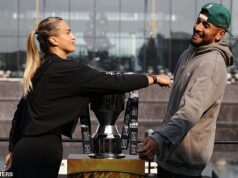 Aryna Sabalenka x Nick Kyrgios – Batalha dos Sexos AO VIVO: O número 1 do mundo feminino enfrenta o ás australiano em uma partida geracional Tênis - 'Batalha dos Sexos' - Nick Kyrgios x Aryna Sabalenka - Coletiva de Imprensa - Coca-Cola Arena, Dubai, Emirados Árabes Unidos - 27 de dezembro de 2025 Nick Kyrgios e Aryna Sabalenka reagem com o troféu durante coletiva de imprensa REUTERS/Amr Alfiky
