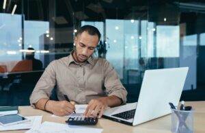 As ações da Merck estão subindo repentinamente, mas será que o gigante da saúde em dificuldades é uma compra? As ações da Merck estão subindo repentinamente, mas será que o gigante da saúde em dificuldades é uma compra?