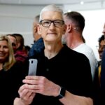 As ações da Nike saltam 5% depois que o CEO da Apple, Tim Cook, dobra a participação pessoal que agora vale US$ 6 milhões