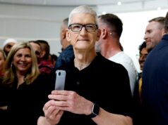 As ações da Nike saltam 5% depois que o CEO da Apple, Tim Cook, dobra a participação pessoal que agora vale US$ 6 milhões As ações da Nike saltam 5% depois que o CEO da Apple, Tim Cook, dobra a participação pessoal que agora vale US$ 6 milhões