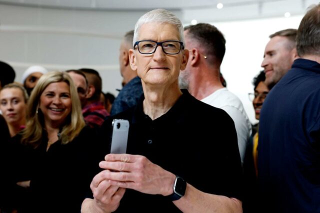 As ações da Nike saltam 5% depois que o CEO da Apple, Tim Cook, dobra a participação pessoal que agora vale US$ 6 milhões
