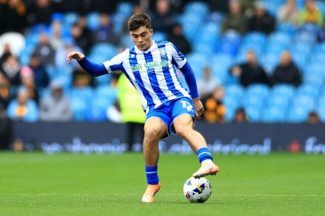 Ethan Williams, do Manchester United, comemora após marcar o quarto gol do time com companheiros durante a partida da Premier League Summer Series entre Manchester United e AFC Bournemouth no Soldier Field em 30 de julho de 2025