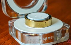 As coisas parecem sombrias para o Samsung Galaxy Ring 2 Um Samsung Galaxy Ring dourado apoiado verticalmente na borda de uma mesa de madeira