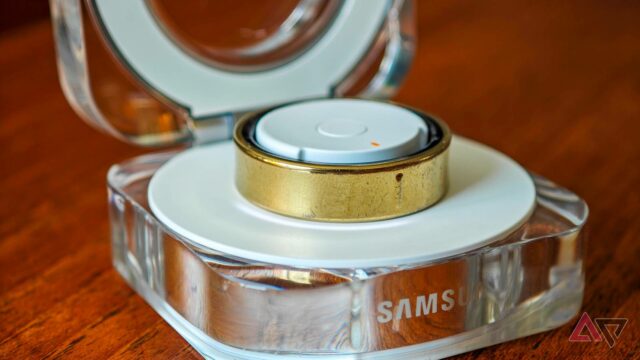 As coisas parecem sombrias para o Samsung Galaxy Ring 2 Um Samsung Galaxy Ring dourado apoiado verticalmente na borda de uma mesa de madeira