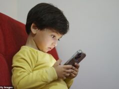 As crianças que não conseguem sentar-se direito nas redes sociais: um número ‘profundamente alarmante’ sofre de ansiedade e problemas comportamentais, alerta relatório O número de crianças em idade pré-escolar que utilizam as redes sociais está a aumentar