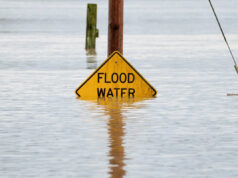 As fotos mostram inundações devastadoras no estado de Washington. Veja impacto. Uma placa alertando os motoristas sobre as enchentes está parcialmente coberta pela água em uma área inundada pelo rio Snohomish, enquanto um rio atmosférico traz chuva e inundações para o noroeste do Pacífico, em Snohomish, Washington, 11 de dezembro de 2025.