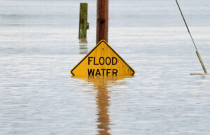 As fotos mostram inundações devastadoras no estado de Washington. Veja impacto. Uma placa alertando os motoristas sobre as enchentes está parcialmente coberta pela água em uma área inundada pelo rio Snohomish, enquanto um rio atmosférico traz chuva e inundações para o noroeste do Pacífico, em Snohomish, Washington, 11 de dezembro de 2025.