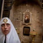 Diz-se que o portal de pedra pelo qual Jesus passou a caminho de ser crucificado está localizado na Igreja de Alexander Nevsky