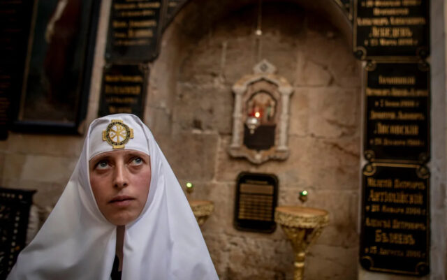 Diz-se que o portal de pedra pelo qual Jesus passou a caminho de ser crucificado está localizado na Igreja de Alexander Nevsky