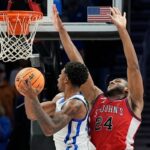Otega Oweh tenta dar um chute enquanto Zuby Ejiofor defende durante a derrota do St. John por 78-66 para o Kentucky em 20 de dezembro de 2025 em Atlanta.