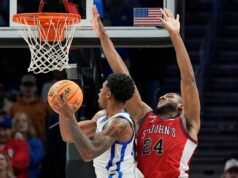 As lutas de St. John no vidro continuam com derrota para Kentucky Otega Oweh tenta dar um chute enquanto Zuby Ejiofor defende durante a derrota do St. John por 78-66 para o Kentucky em 20 de dezembro de 2025 em Atlanta.