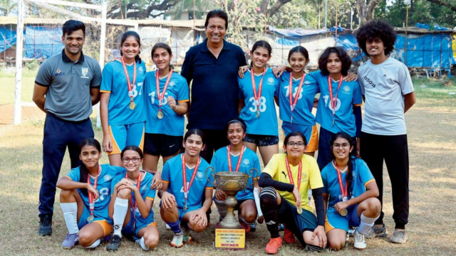 As meninas Nita Mukesh Ambani Junior derrotam Canossa na final As meninas Nita Mukesh Ambani Junior derrotam Canossa na final