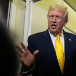 O presidente Donald Trump parte após falar em Mar-a-Lago em Palm Beach, Flórida, terça-feira, 18 de fevereiro de 2025. (Pool via AP)