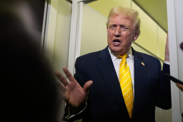 As próprias hipotecas de Trump correspondem à sua descrição de O presidente Donald Trump parte após falar em Mar-a-Lago em Palm Beach, Flórida, terça-feira, 18 de fevereiro de 2025. (Pool via AP)