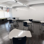 Um aluno da Funston Elementary School usa uma mochila do Minecraft Survival Mode ao chegar para a escola no bairro Logan Square de Chicago, quarta-feira, 15 de outubro de 2025. (AP Photo / Rebecca Blackwell)