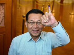 As urnas abrem em Mianmar enquanto os militares realizam a primeira eleição desde o golpe de 2021 As pessoas fazem fila para votar dentro de uma seção eleitoral durante a primeira fase das eleições gerais de Mianmar em Yangon, em 28 de dezembro de 2025. A votação foi aberta nas eleições fortemente restritas dirigidas pela junta de Mianmar, iniciando uma votação de um mês que os vigilantes da democracia descrevem como uma reformulação do regime militar.