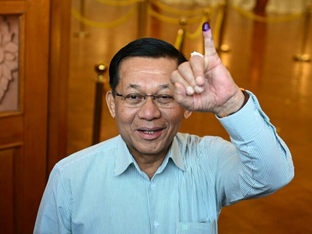 As pessoas fazem fila para votar dentro de uma seção eleitoral durante a primeira fase das eleições gerais de Mianmar em Yangon, em 28 de dezembro de 2025. A votação foi aberta nas eleições fortemente restritas dirigidas pela junta de Mianmar, iniciando uma votação de um mês que os vigilantes da democracia descrevem como uma reformulação do regime militar.