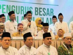 Assim, o presidente interino do PBNU, Zulfa Mustofa, admitiu que havia pedido sua bênção a Maruf Amin Assim, o presidente interino do PBNU, Zulfa Mustofa, admitiu que havia pedido sua bênção a Maruf Amin