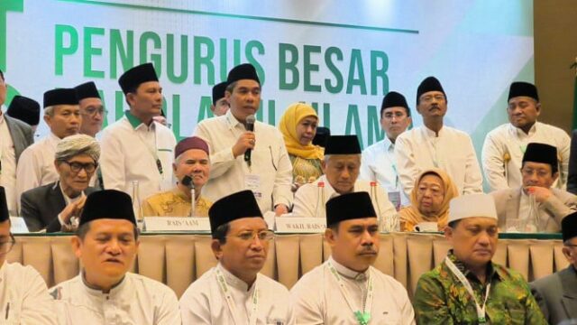 Assim, o presidente interino do PBNU, Zulfa Mustofa, admitiu que Assim, o presidente interino do PBNU, Zulfa Mustofa, admitiu que havia pedido sua bênção a Maruf Amin