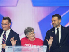 Assista: Jeanie, funcionária alvo, é aplaudida de pé por dezenas de milhares de pessoas no AmericaFest da Turning Point nos EUA Assista: Jeanie, funcionária alvo, é aplaudida de pé por dezenas de milhares de pessoas no AmericaFest da Turning Point nos EUA