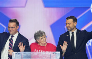 Assista: Jeanie, funcionária alvo, é aplaudida de pé por dezenas de milhares de pessoas no AmericaFest da Turning Point nos EUA Assista: Jeanie, funcionária alvo, é aplaudida de pé por dezenas de milhares de pessoas no AmericaFest da Turning Point nos EUA