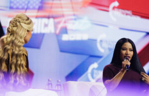 Assista: Rap Megastar Nicki Minaj sobe ao palco no AmericaFest do Turning Point USA Assista: Rap Megastar Nicki Minaj sobe ao palco no AmericaFest do Turning Point USA