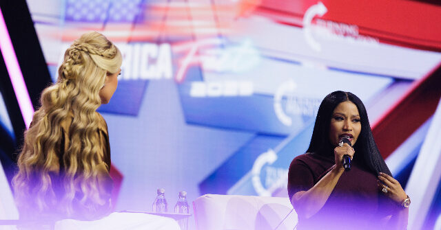 Assista: Rap Megastar Nicki Minaj sobe ao palco no AmericaFest Assista: Rap Megastar Nicki Minaj sobe ao palco no AmericaFest do Turning Point USA